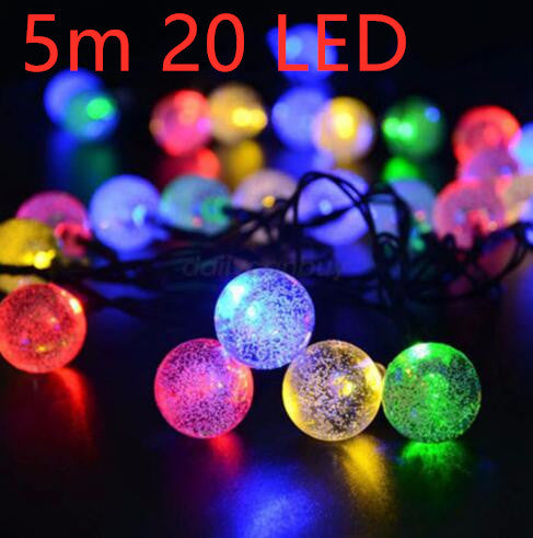 Boules de cristal lumineuses d'une guirlande solaire extérieure