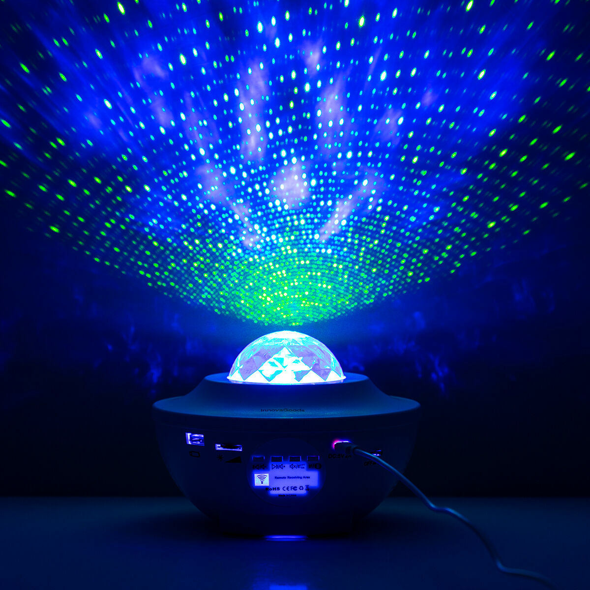 Projection d'étoiles colorées au plafond par le projecteur Galaxy