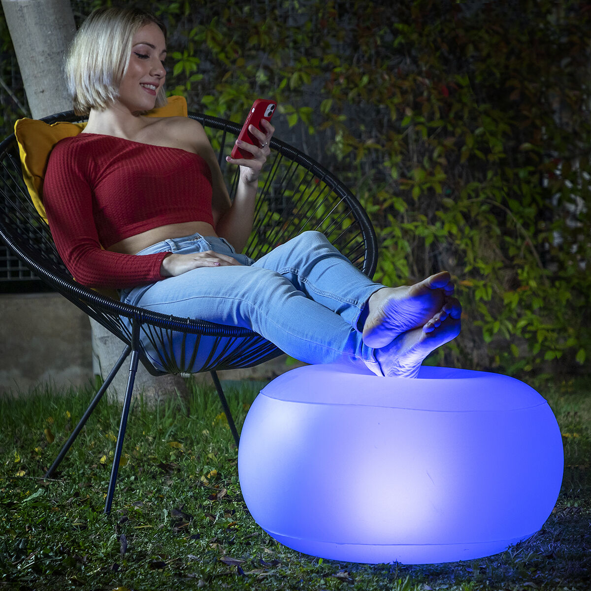 Siège gonflable LED multicolore lumineux dans un jardin