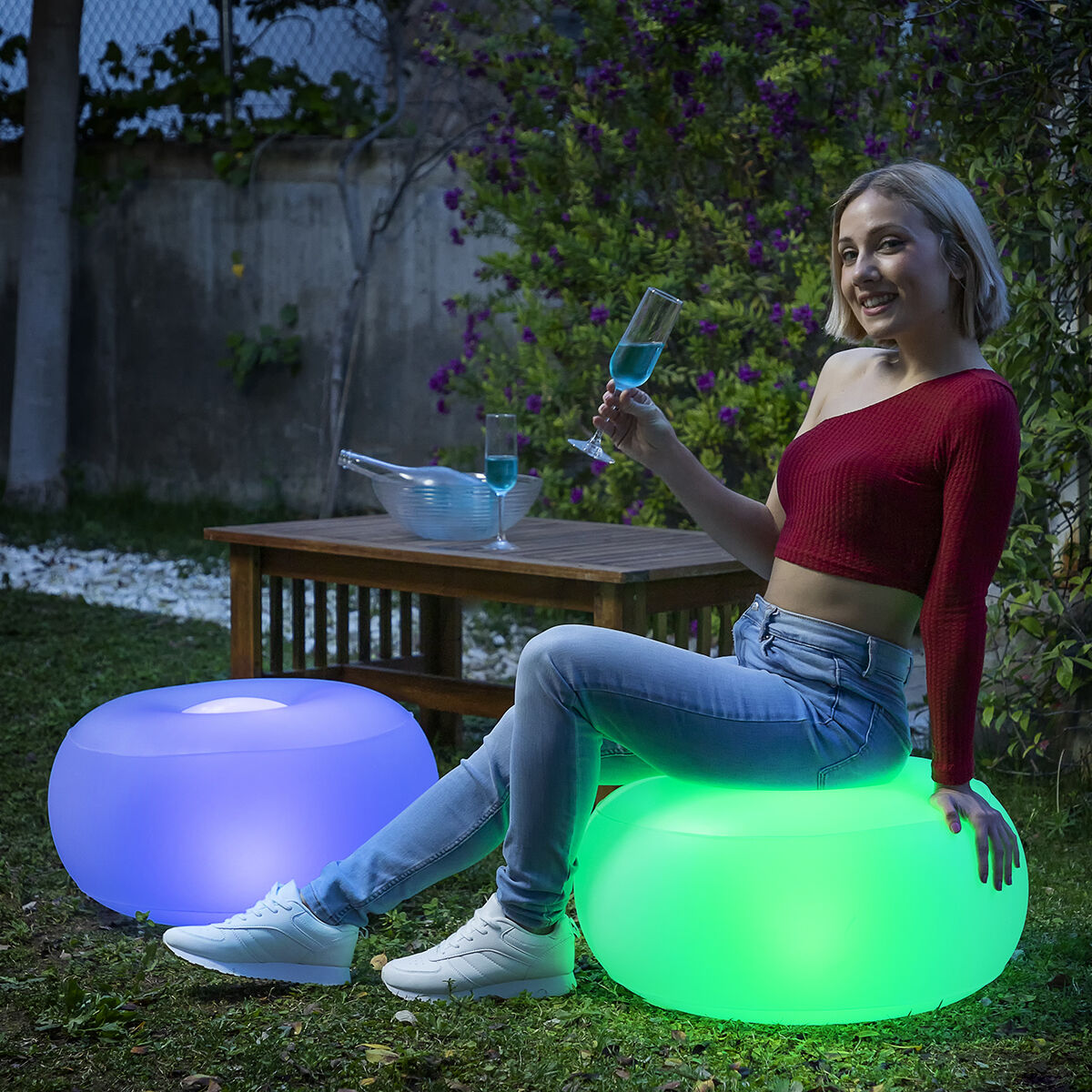 Pouf gonflable lumineux LED flottant dans une piscine