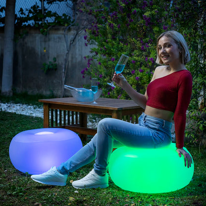 Pouf gonflable lumineux LED flottant dans une piscine